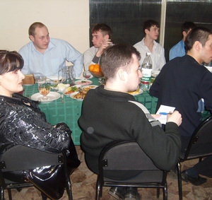 Гости и спортсмены за праздничным столом - фото 4