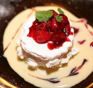 Летний десерт - воздушные  меренги с ягодами и ванильным мороженым - фото 3
