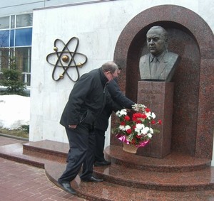 Мемориальный комплекс основателю НИИИС Юлию Седакову - фото 2