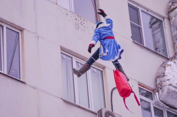 Сотрудники МЧС в костюмах Дедов Морозов поздравили юных пациентов нижегородской больницы