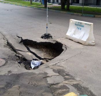Очередной провал грунта шириной около метра произошел на ул. Славянской Нижнего Новгорода