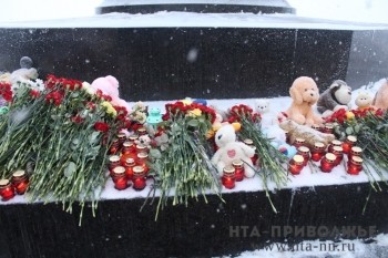 Около тысячи нижегородцев собрались на траурную акцию памяти погибших при пожаре в Кемерове
