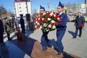 Участники торжественного мероприятия в День космонавтики возложили цветы к памятникам Юрию Гагарину и Андрияну Николаеву в Чебоксарах