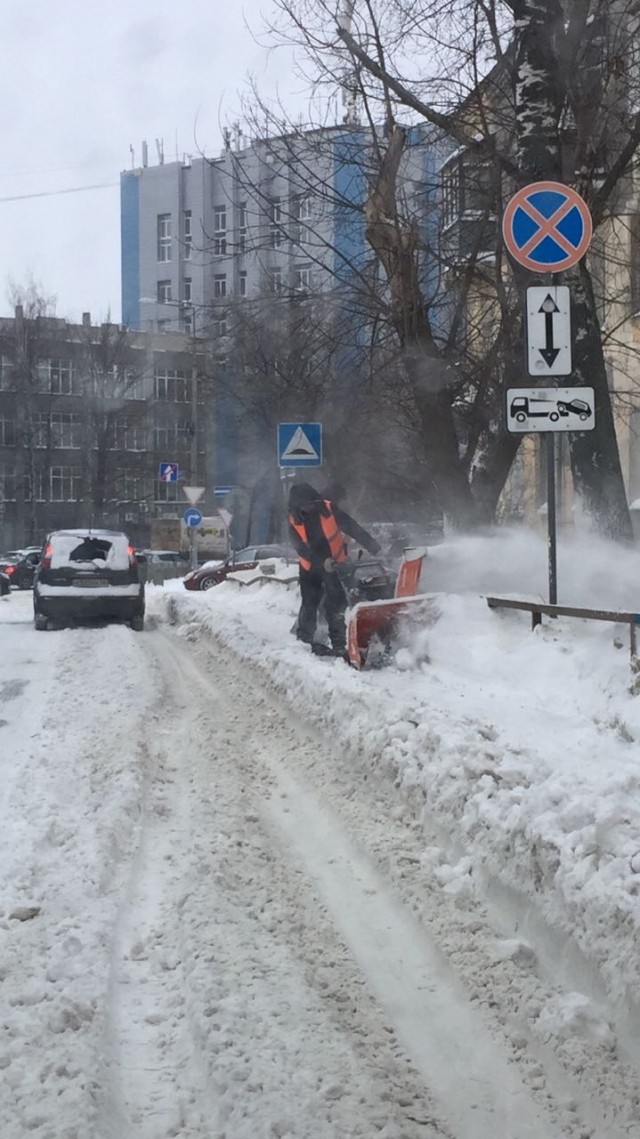Владимир Исаев лично оценил работу новой снегоуборочной машины для узких тротуаров