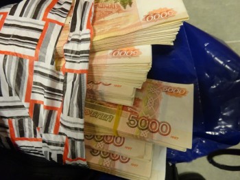 Самарские таможенники выявили в аэропорту около 3 млн рублей в ручной клади