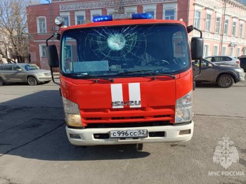 Мужчина бросил кирпич в стекло пожарной машины в Нижнем Новгороде