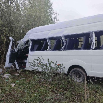Пачка кирпичей выпала из грузовика на микроавтобус в Нижегородской области
