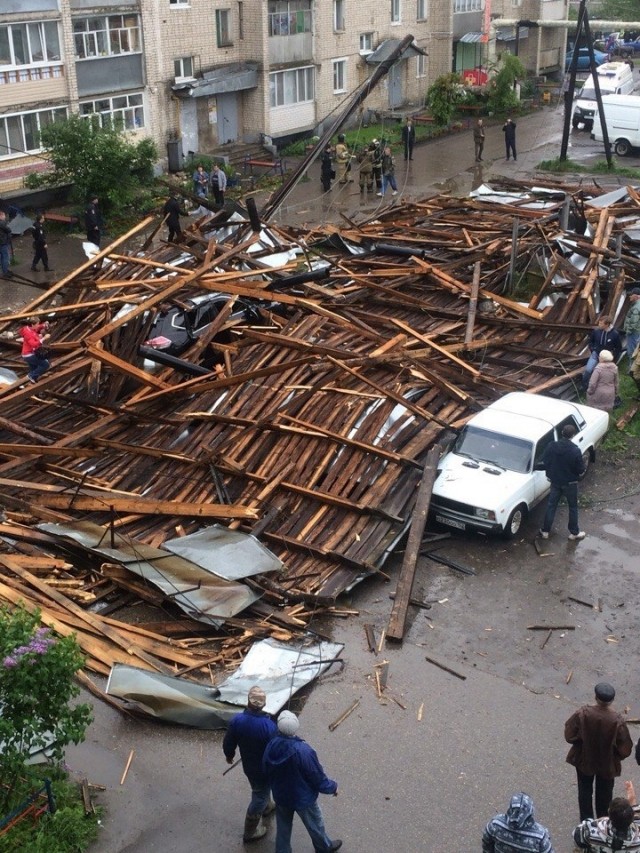 Крышу пятиэтажки в Шахунье Нижегородской области сорвало сильным ветром 5 июня (Видео)
