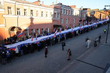 600 молодых нижегородцев развернули 100-метровый российский флаг в День народного единства