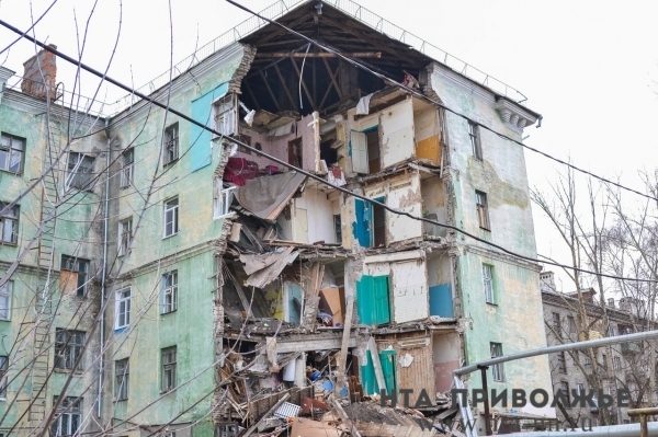 Жители рухнувшего дома на улице Самочкина Нижнего Новгорода заявляют о проведении ремонтных работ на первом этаже за день перед обрушением