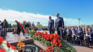 Минутой молчания почтили память героев у Вечного огня Монумента Воинской Славы в Чебоксарах