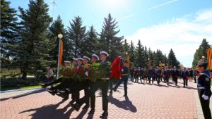 Горожане возложили цветы к Вечному огню у Монумента Воинской Славы в Чебоксарах