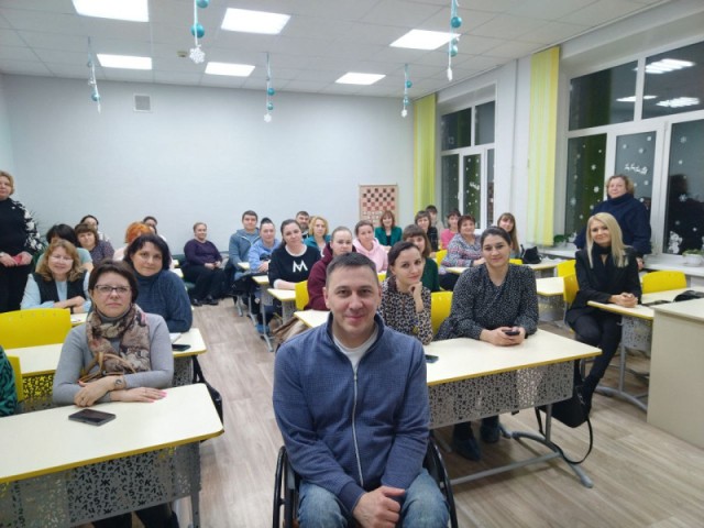 Роман Пономаренко обсудил развитие поддержки семей с коллективами школ Автозаводского района