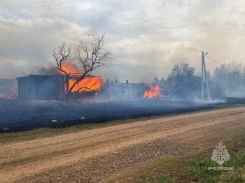 Постройки на нескольких участках и три зернохранилища сгорели в удмуртской деревне (ВИДЕО)