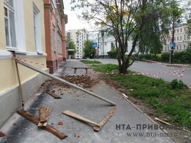 Три недели лежит строительный мусор около дома на ул.Сергиевской Нижнего Новгорода после завершения ремонта фасада