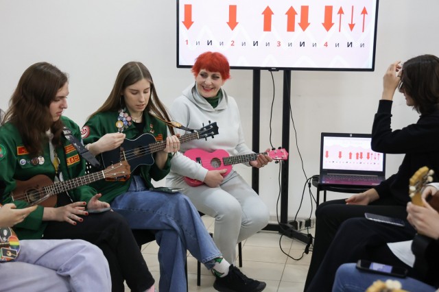 Нижегородцы могут бесплатно научиться играть на гитаре и укулеле в соседском центре #вМесте