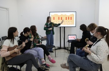 Нижегородцы могут бесплатно научиться играть на гитаре и укулеле в соседском центре #вМесте