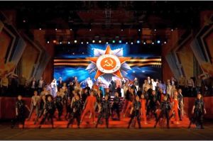 Более 400 артистов приняли участие в театрализованной постановке "Летопись Победы" на Красной площади Чебоксар