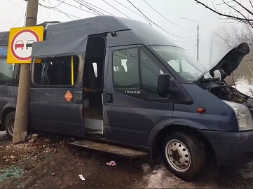 Шесть пассажиров пострадали при столкновении маршрутки со столбом в Ульяновске